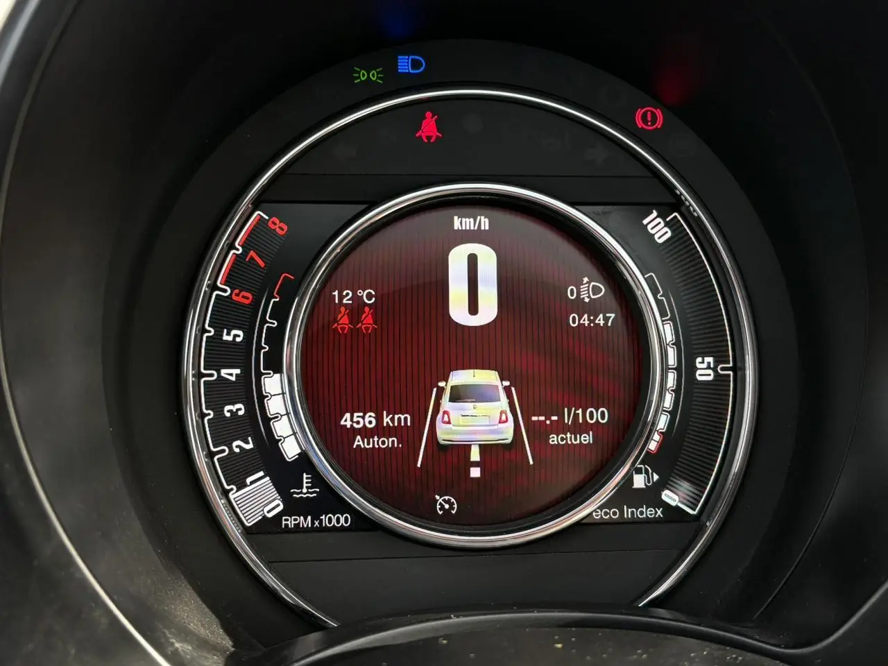 Vue rapprochée du combiné de bord numérique TFT 7'' du FIAT 500 Hybrid 70, affichage vitesse et autonomie.
