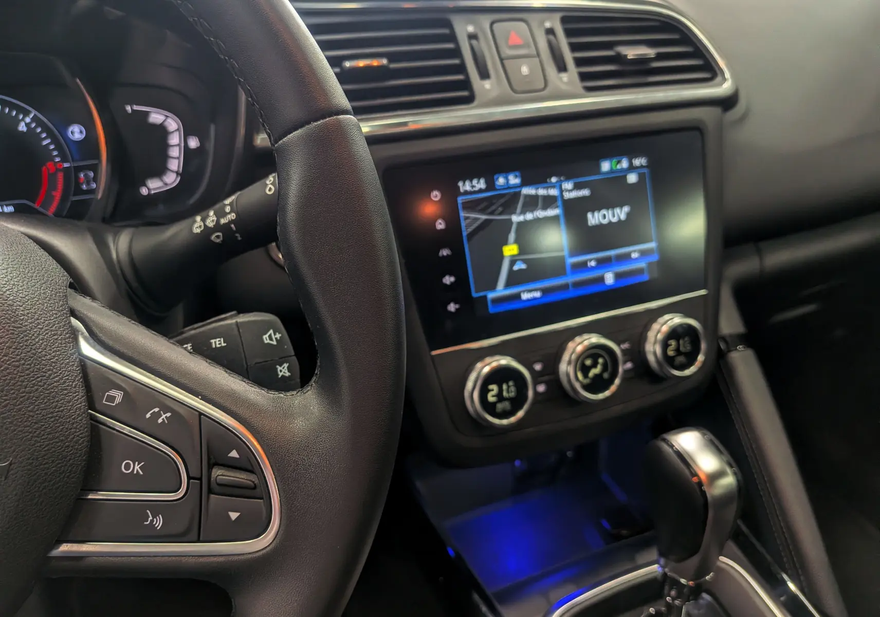 Vue intérieure côté conducteur du Renault Kadjar blanc glacier 2021, avec tableau de bord numérique et écran tactile central allumé.