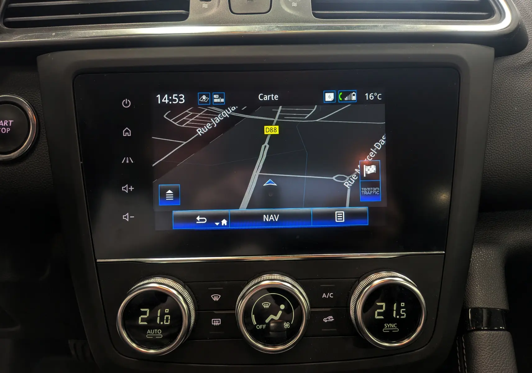 Vue rapprochée de l’écran tactile central avec navigation et commandes de climatisation du Renault Kadjar blanc Glacier 2021.