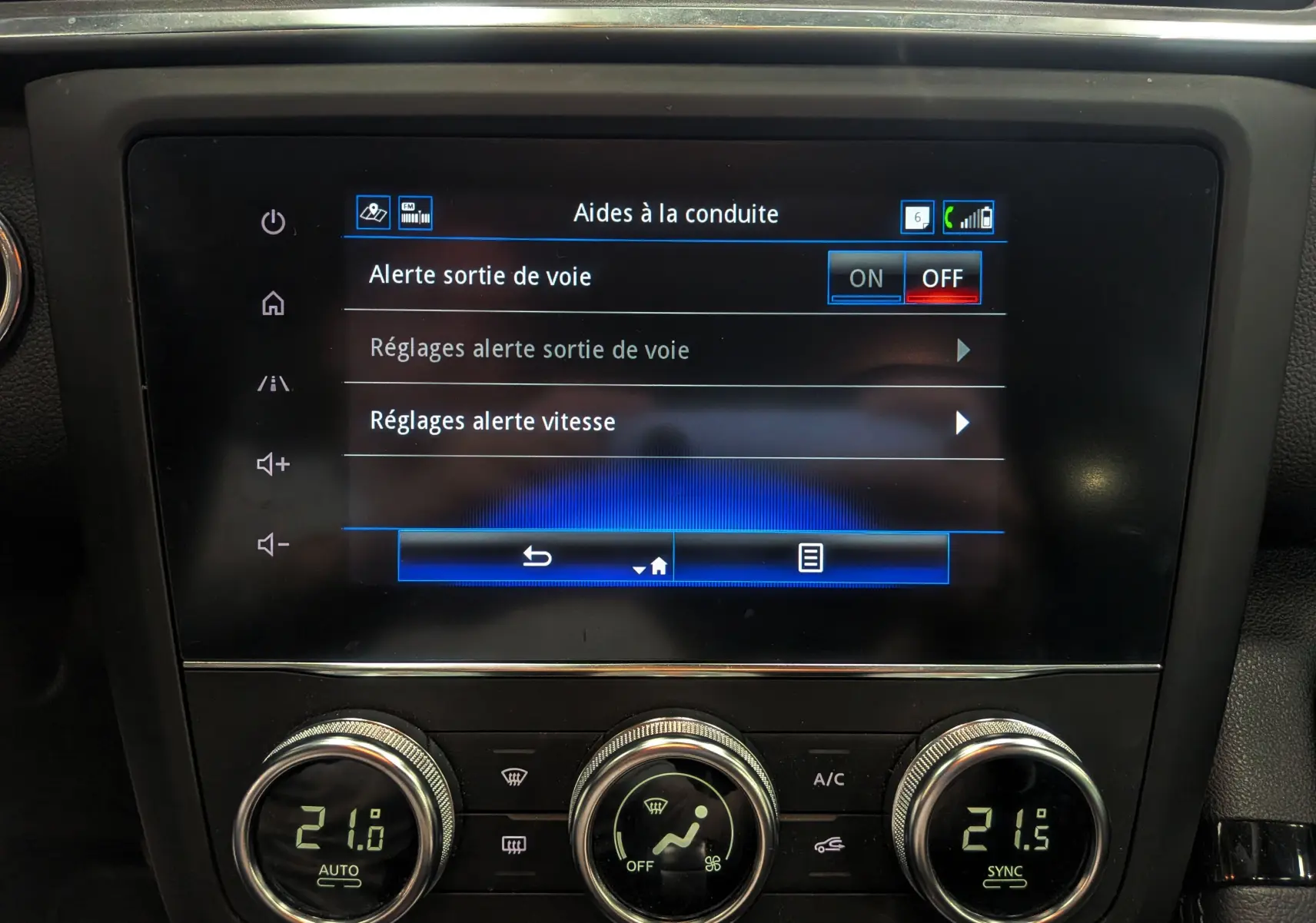 Écran tactile central du Renault Kadjar 2021 affichant les aides à la conduite, avec commandes de climatisation en dessous.