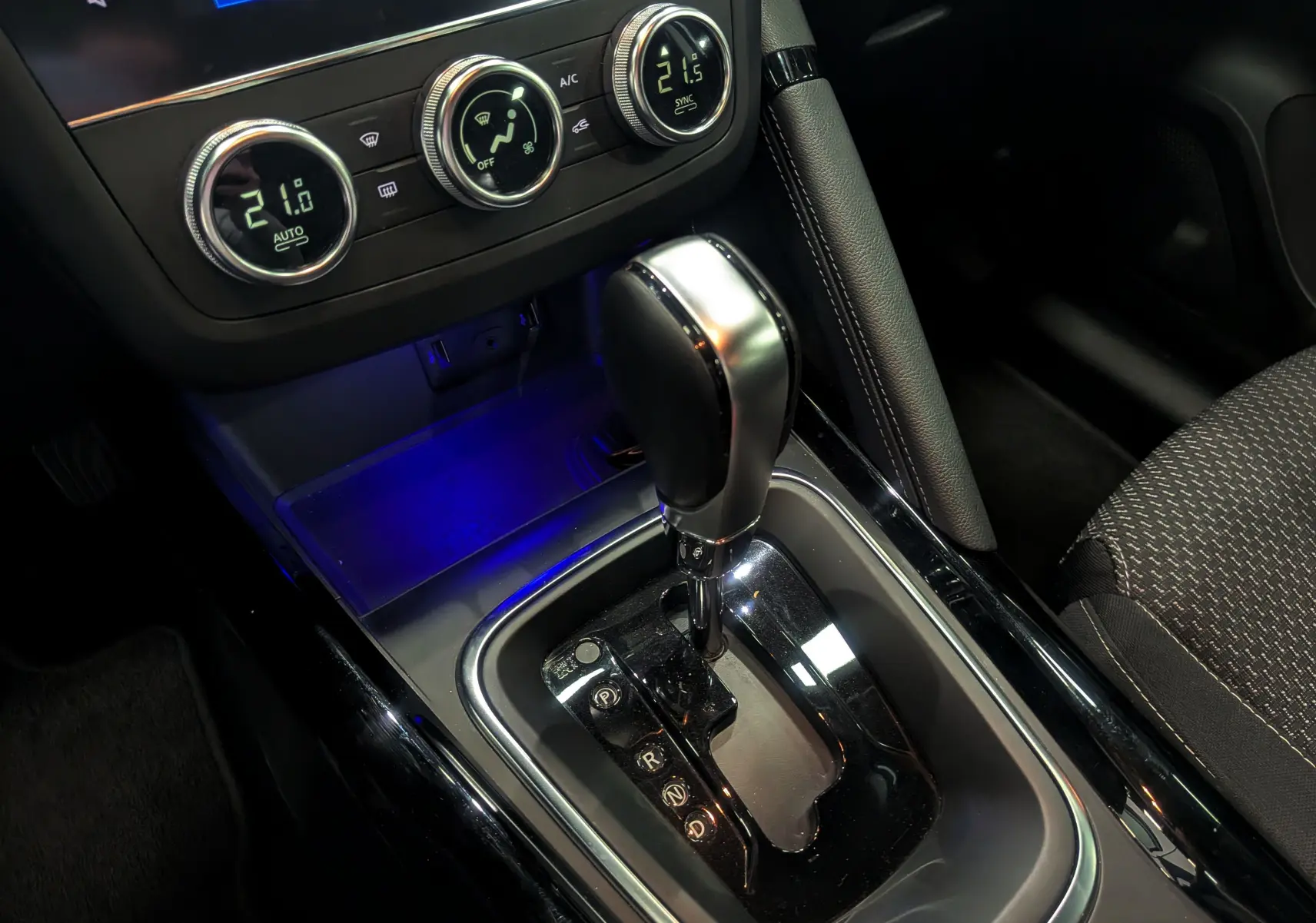 Gros plan sur la console centrale du Renault Kadjar 2021, boîte automatique et commandes de climatisation digitales.