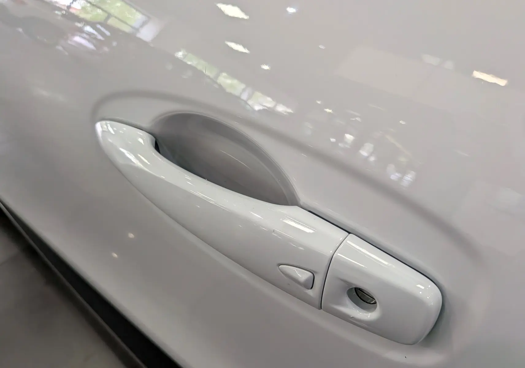 Gros plan sur la poignée de porte côté gauche du Renault Kadjar Blanc Glacier, finition Blue dCi 115 CH BUSINESS EDC.