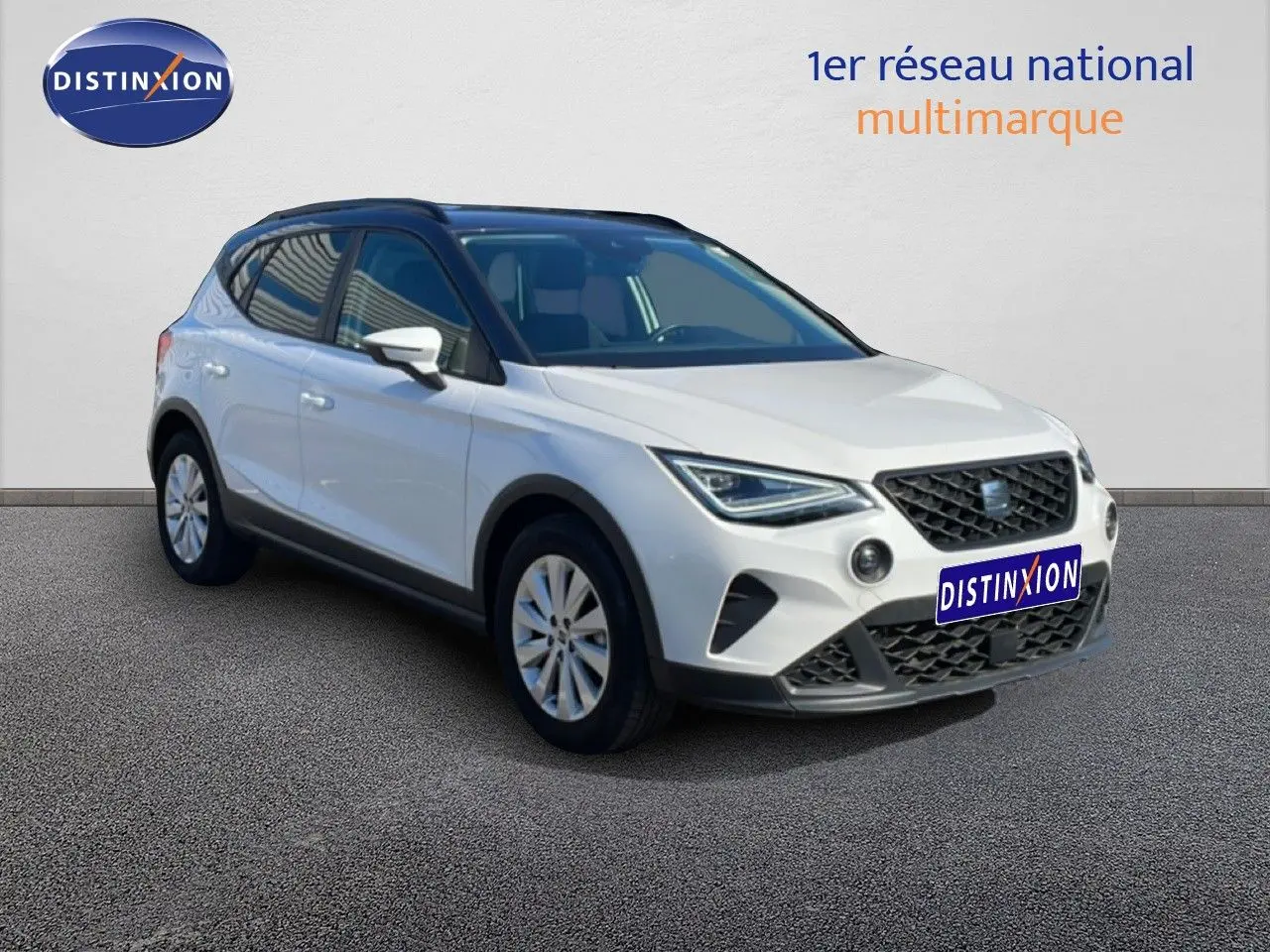SEAT Arona blanc avec toit gris, vue 3/4 avant droit, mettant en valeur ses lignes modernes et phares LED.