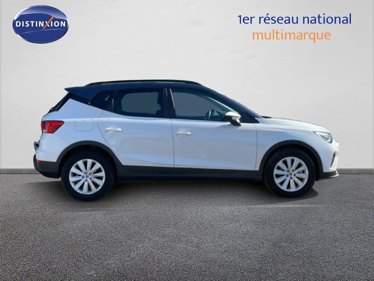 Vue de profil côté gauche d'un SEAT Arona blanc avec toit gris, version 2025 style Special Edition.