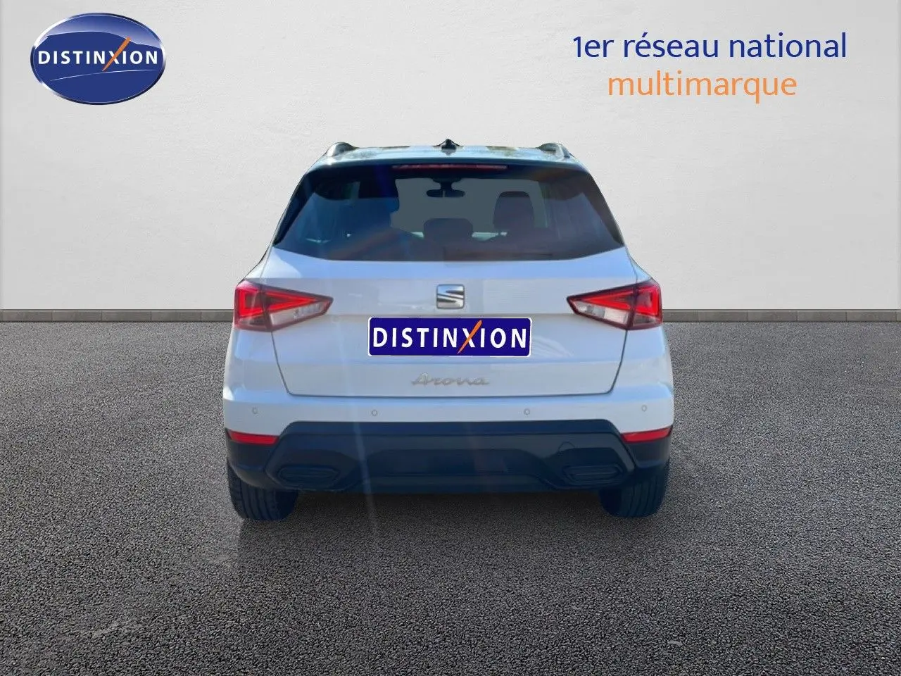 Vue arrière d'un SEAT Arona blanc avec toit gris, version Style Special Edition 2025, sur fond neutre.