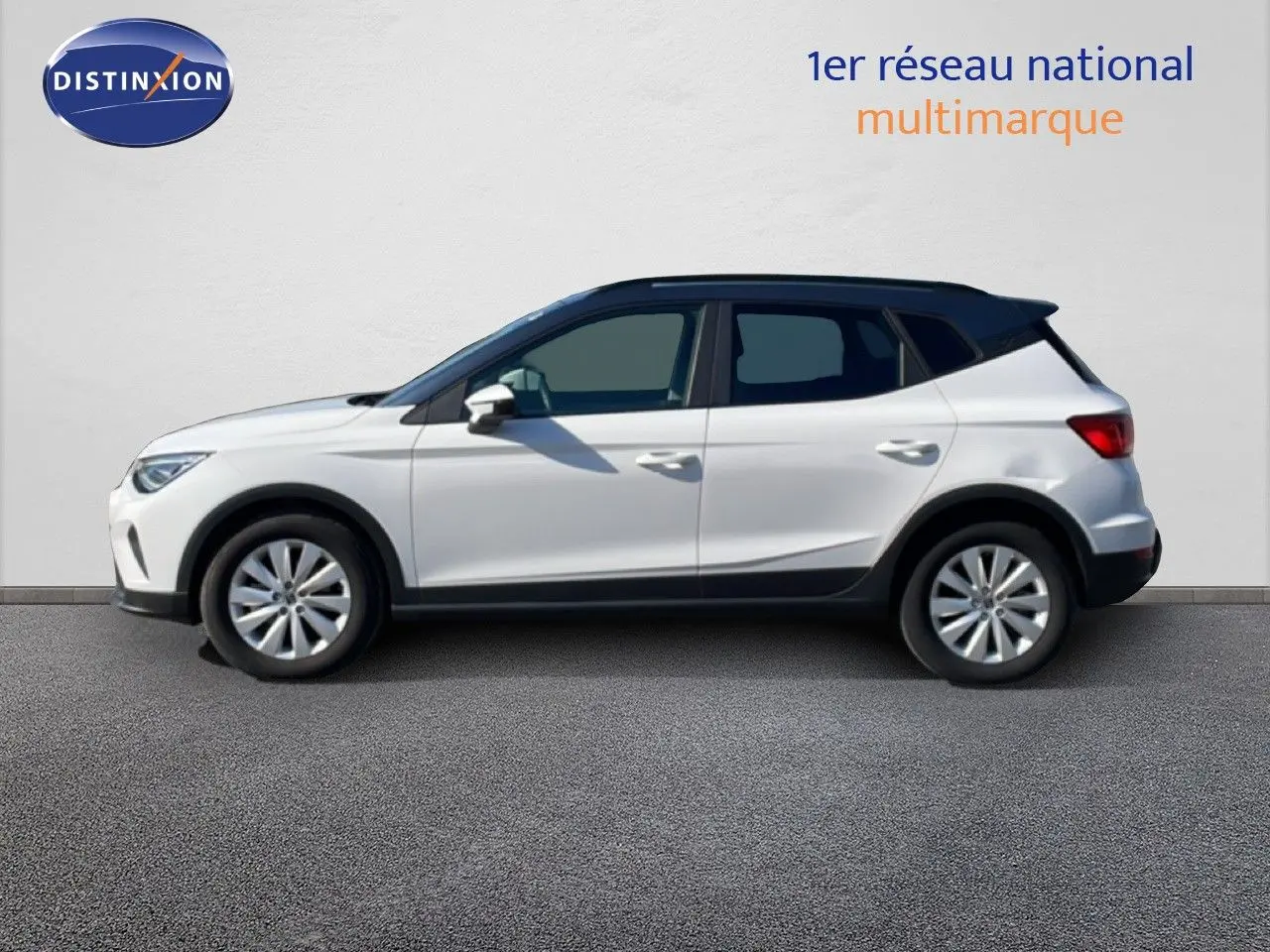 Vue latérale droite du SEAT Arona blanc avec toit gris, version 2025 Style Special Edition essence à boîte automatique.