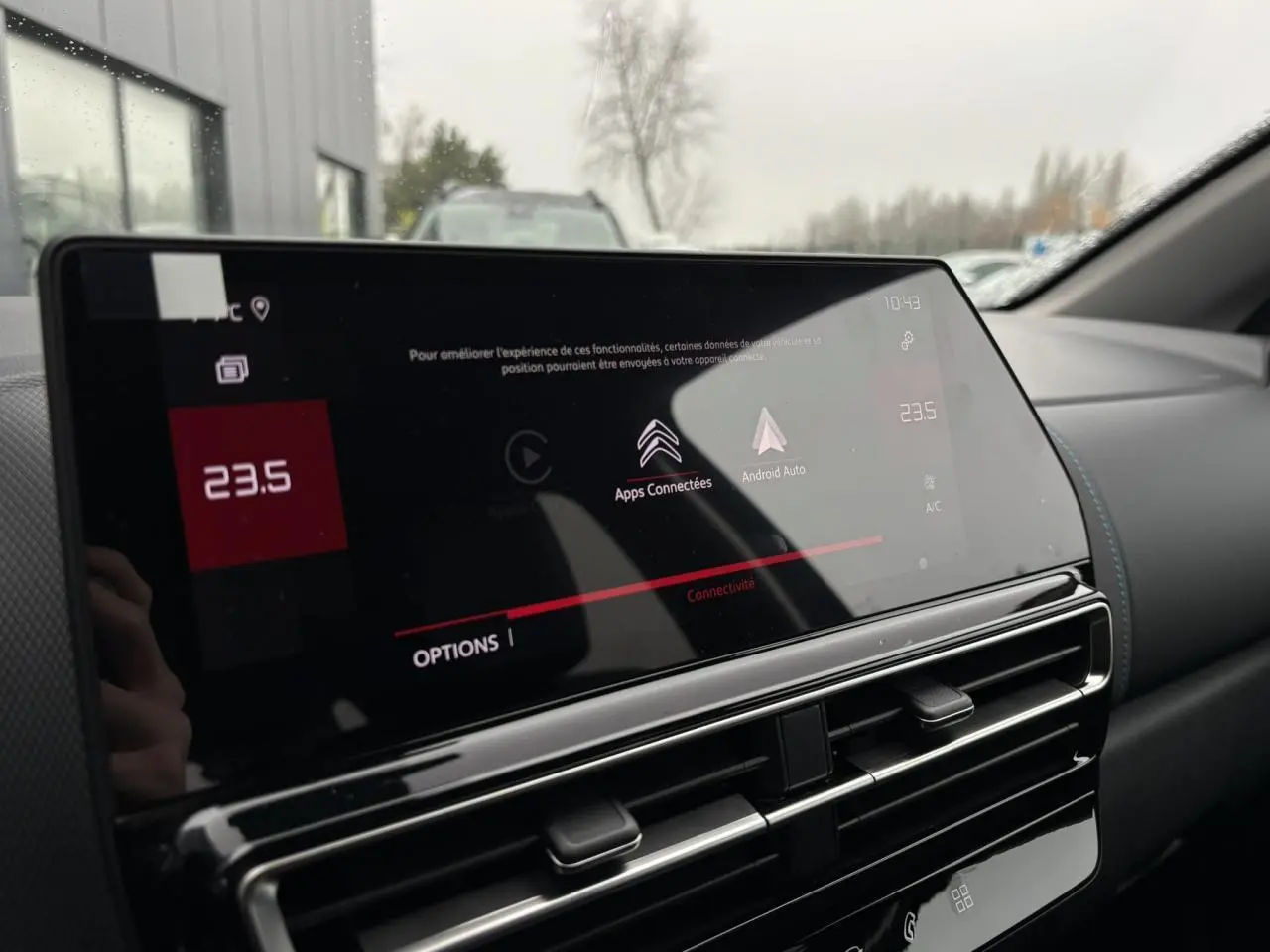 Vue rapprochée de l’écran tactile central et des aérateurs du tableau de bord du Citroën C5 Aircross gris Platinium.