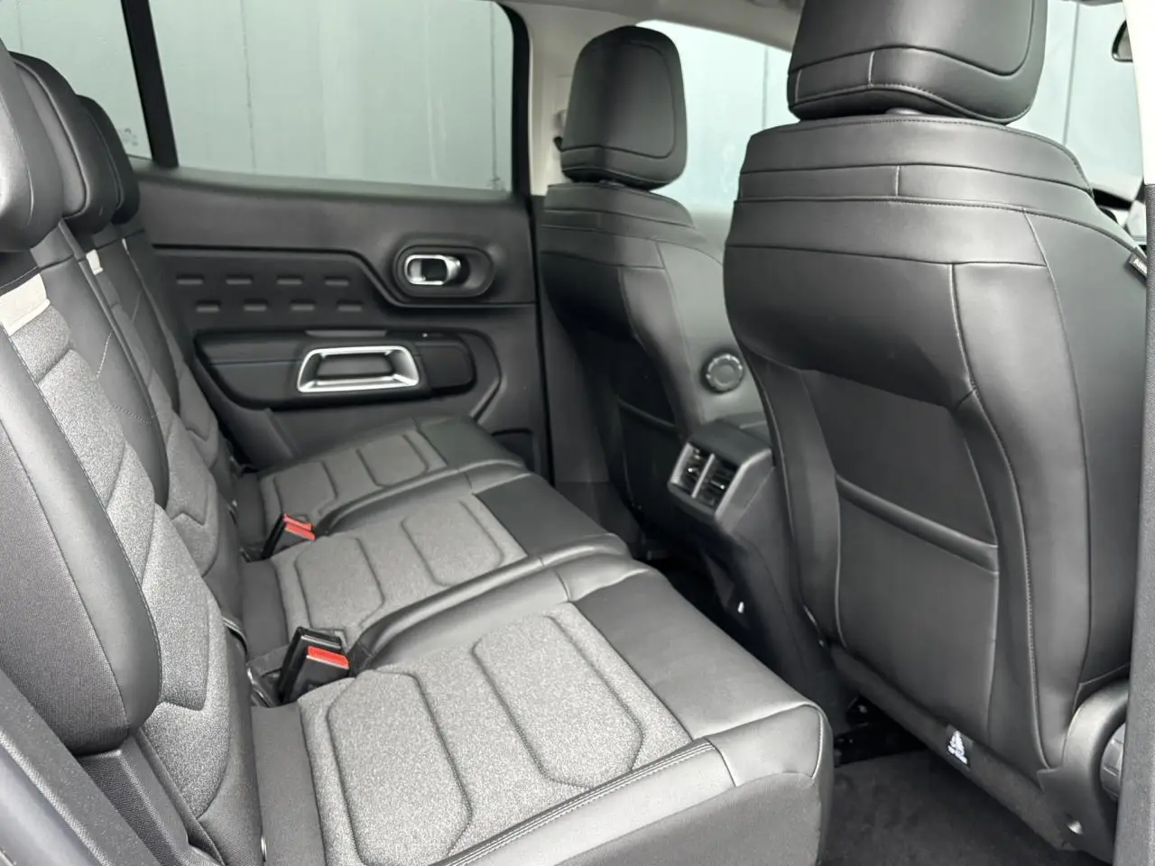 Vue intérieure côté droit des sièges arrière gris tissu et cuir du Citroën C5 Aircross 2025 avec aérateurs centraux.