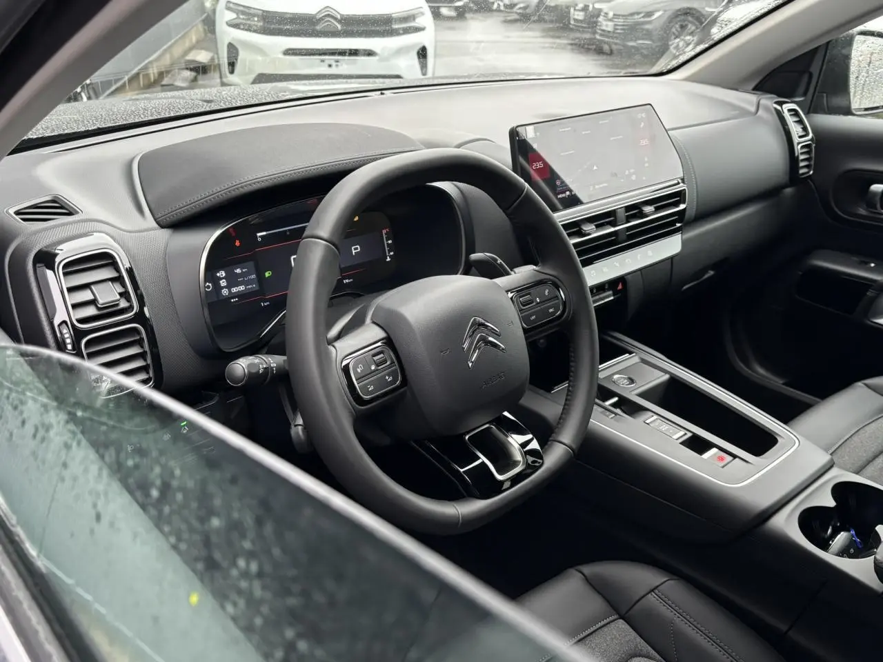 Vue intérieure côté conducteur du Citroën C5 Aircross 2025 avec tableau de bord numérique et écran tactile central.