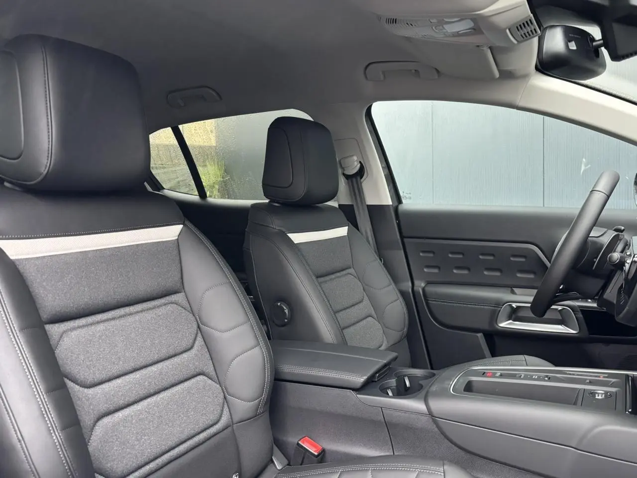 Vue intérieure côté droit du Citroën C5 Aircross 2025, sièges Advanced Comfort noirs avec surpiqûres claires.