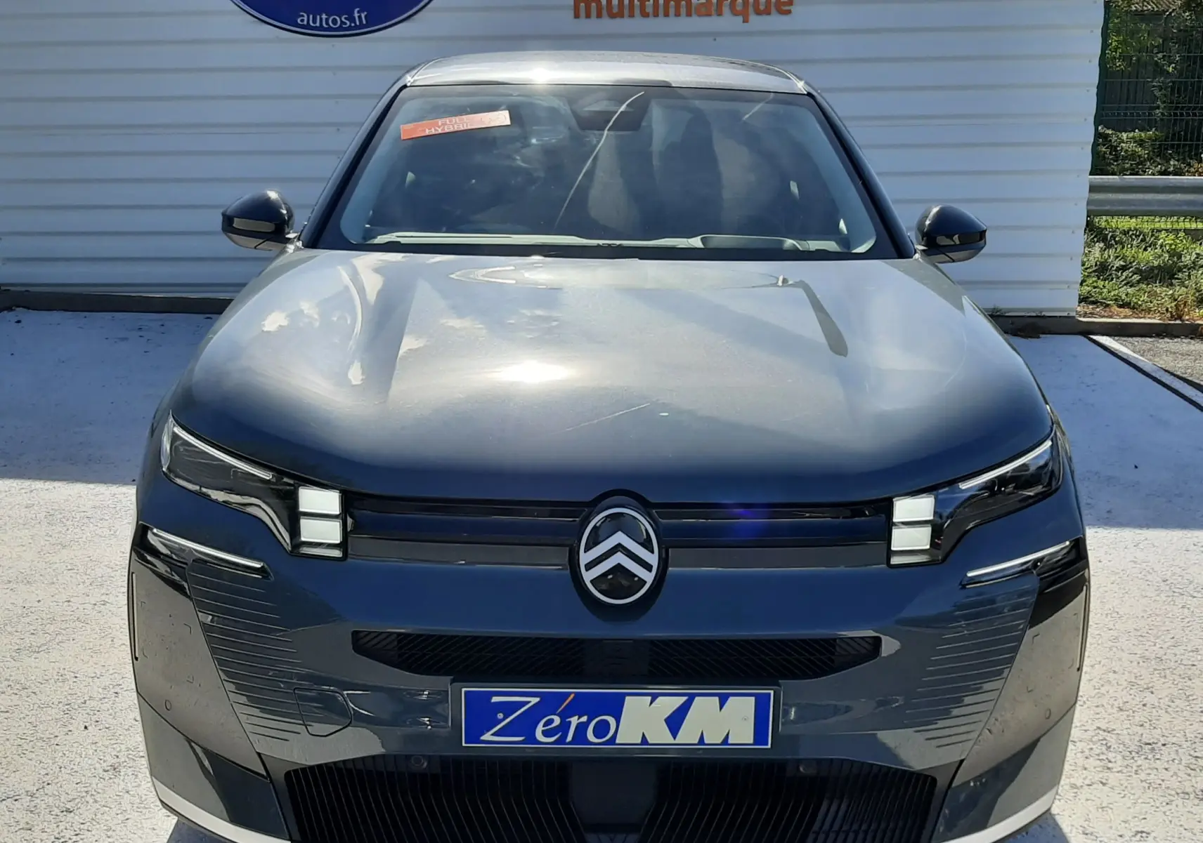 Vue avant d'une Citroën C5 Aircross 2026 vert Astoria avec toit noir, calandre moderne et phares LED distinctifs.