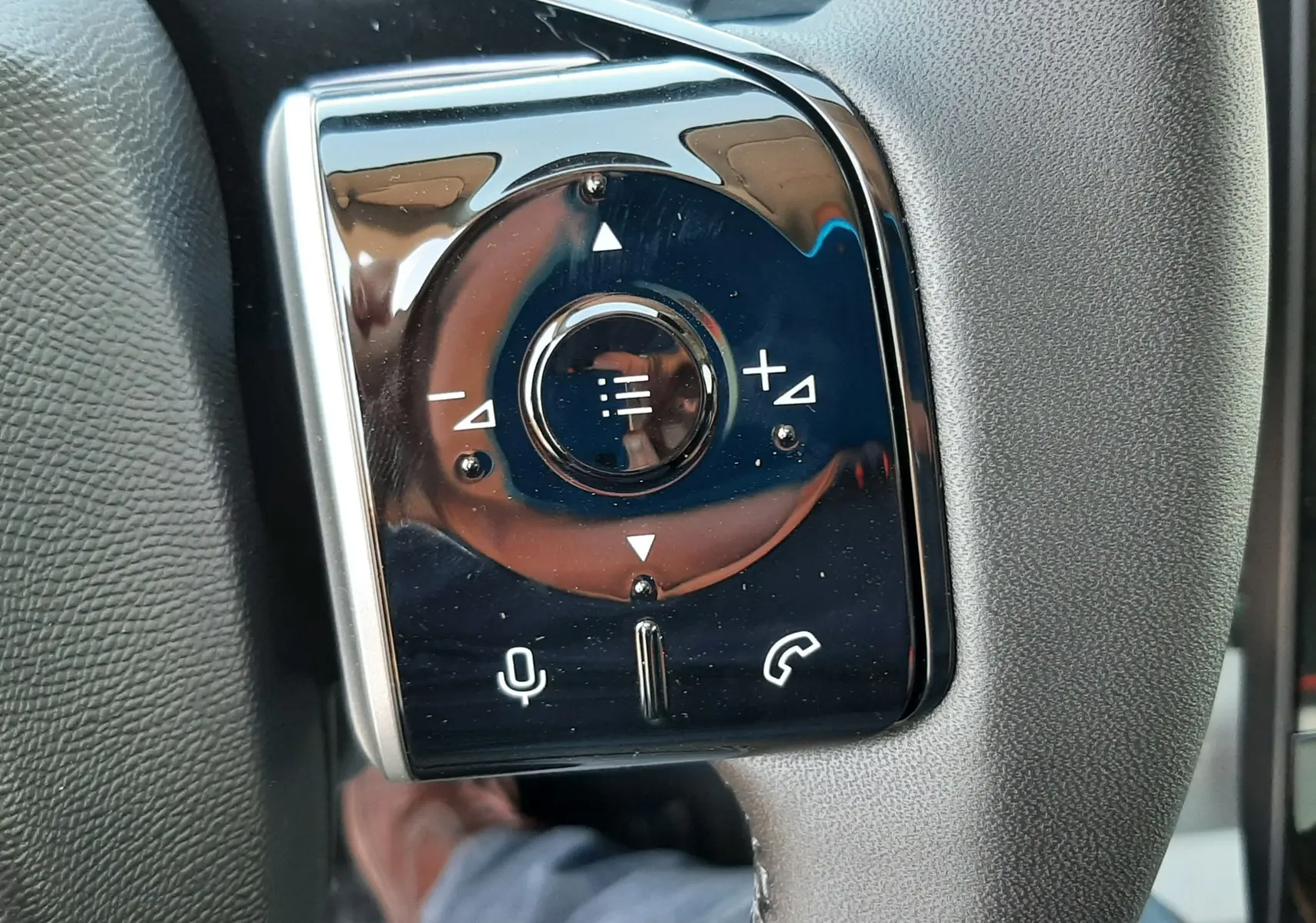 Gros plan sur les commandes multifonctions noires à gauche du volant du Citroën C5 Aircross hybride 2026.