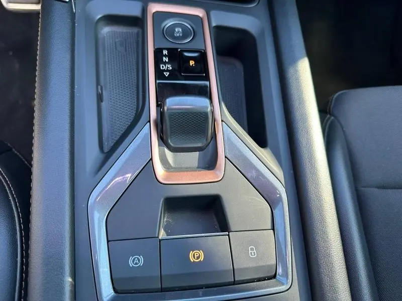 Vue rapprochée de la console centrale noire et cuivre avec levier de vitesse et commandes électroniques du CUPRA Formentor 2025.