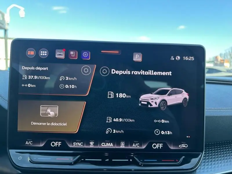 Écran tactile intérieur affichant les données de consommation et autonomie du CUPRA Formentor bleu, vue de face.