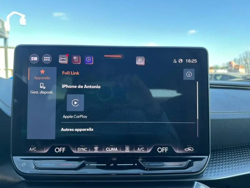 Écran tactile central de la CUPRA Formentor 2.0 TDI 150ch 2025, affichant la connexion Apple CarPlay.
