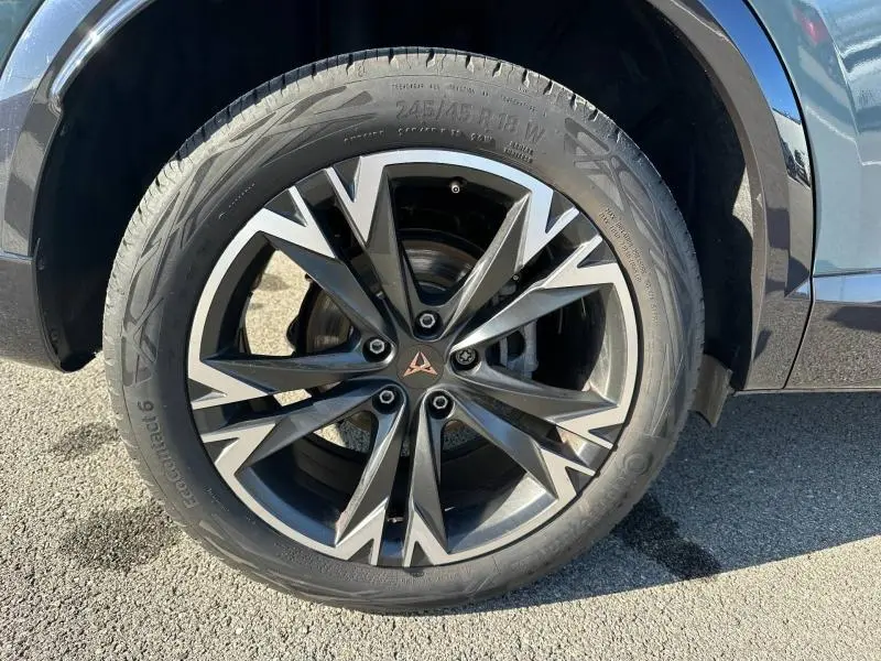 Gros plan sur la jante alu noire et argentée avec logo CUPRA du SUV bleu Formentor 2.0 TDI 2025 côté droit.