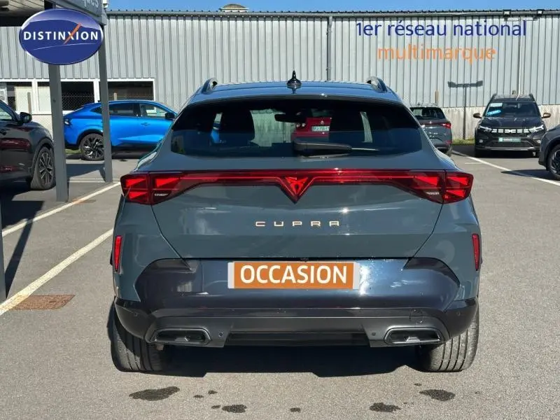 Vue arrière d'une CUPRA Formentor bleu Fjord 2025 avec feux LED et double sortie d'échappement visible en extérieur.