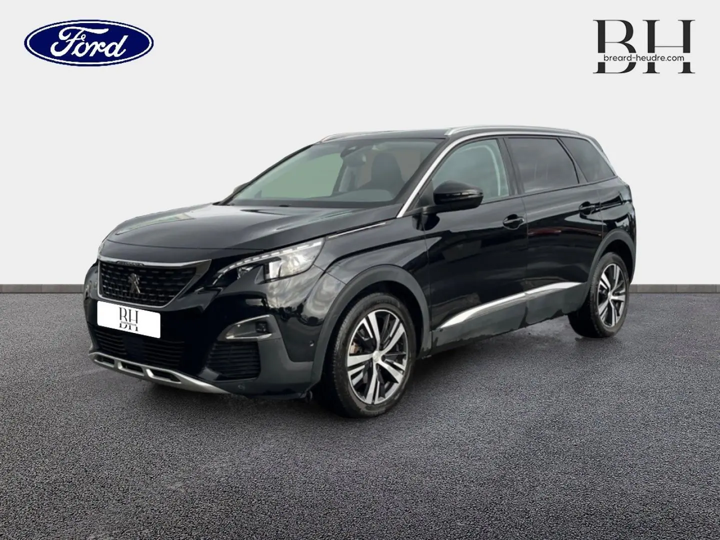 Peugeot 5008 noir Perla Nera vue 3/4 avant droit, avec jantes alliage et barres de toit visibles.