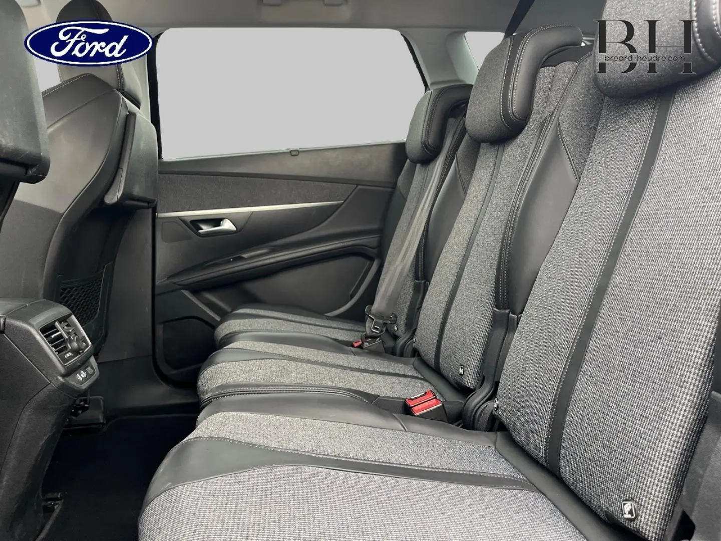Vue intérieure côté droit des sièges arrière en tissu et cuir gris du Peugeot 5008 noir Perla Nera, version 7 places.