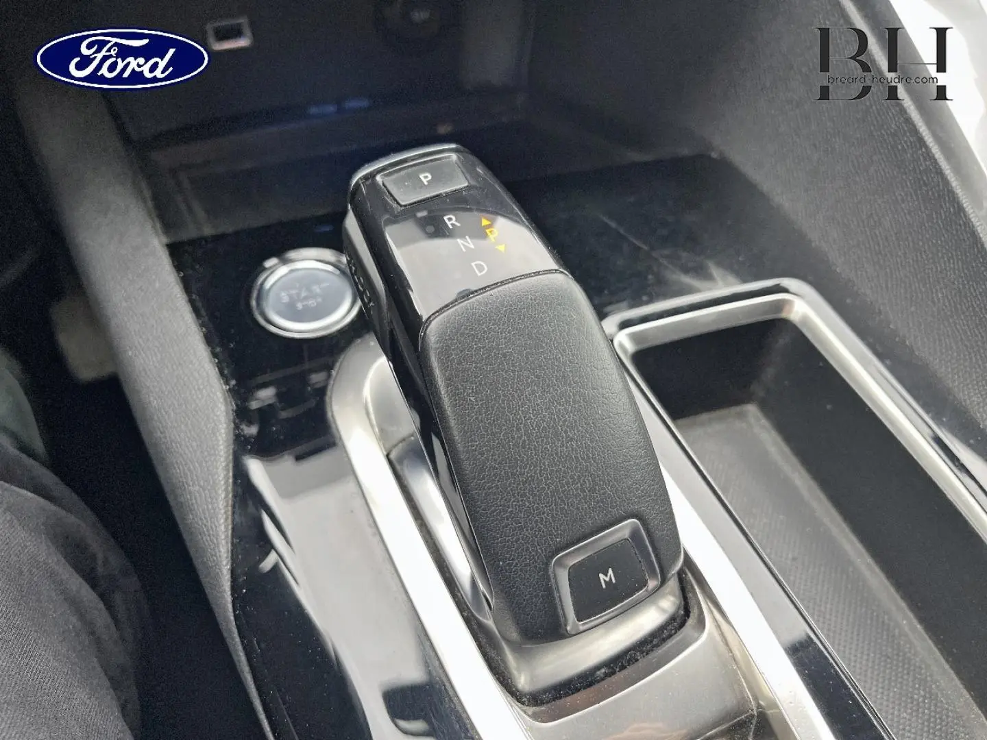 Gros plan sur la commande de boîte automatique noire dans l'habitacle d'un Peugeot 5008 noir Perla Nera.