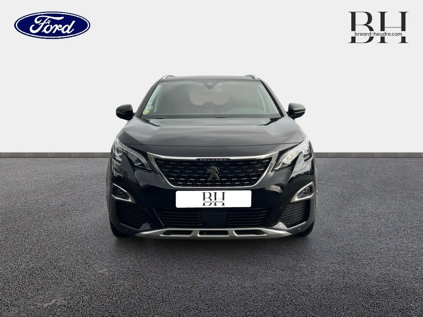 Vue frontale d'un Peugeot 5008 noir Perla Nera avec calandre chromée et projecteurs LED distinctifs.