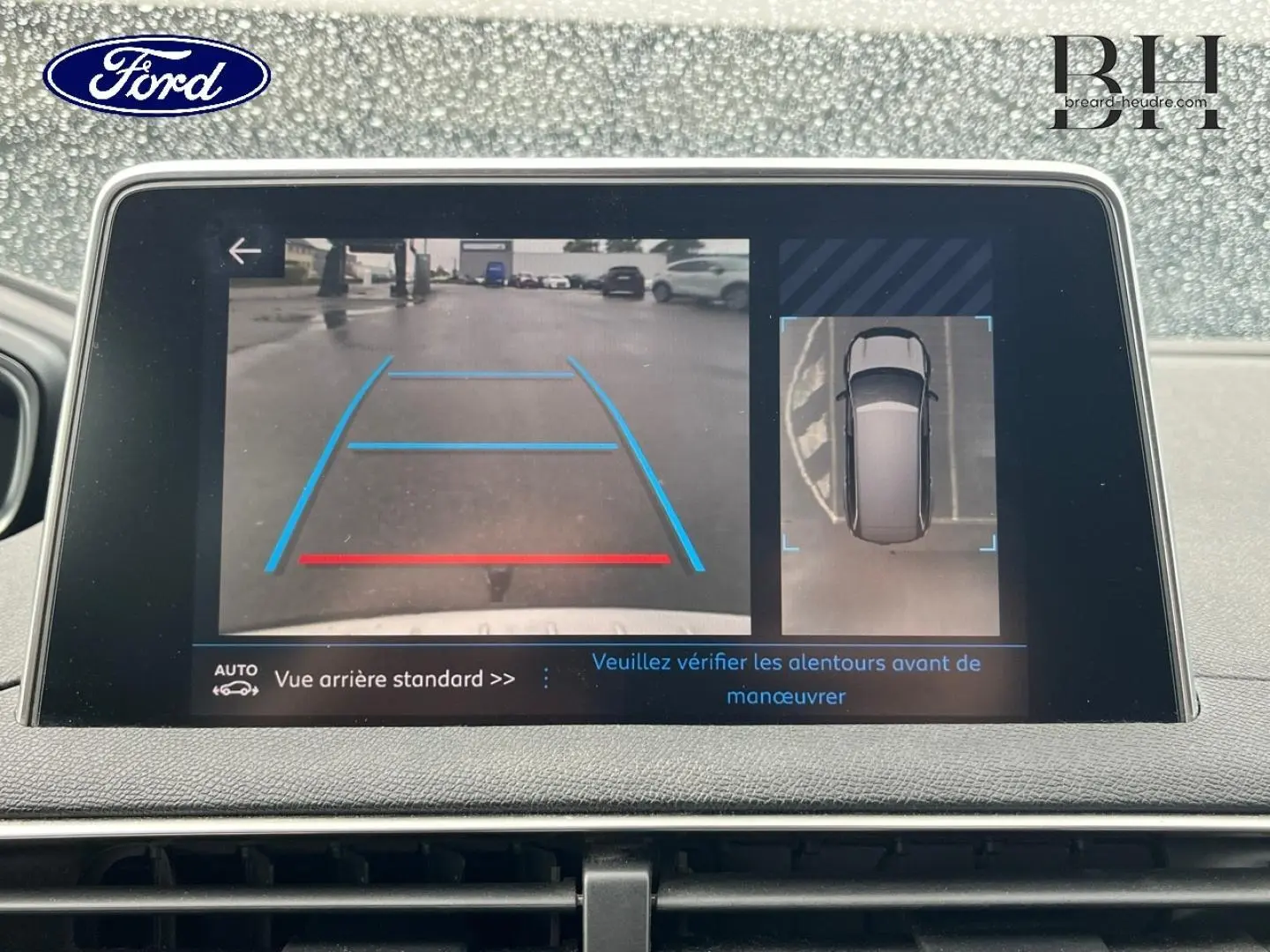 Écran tactile intérieur montrant la caméra de recul et la vue 360° du Peugeot 5008 noir Perla Nera.