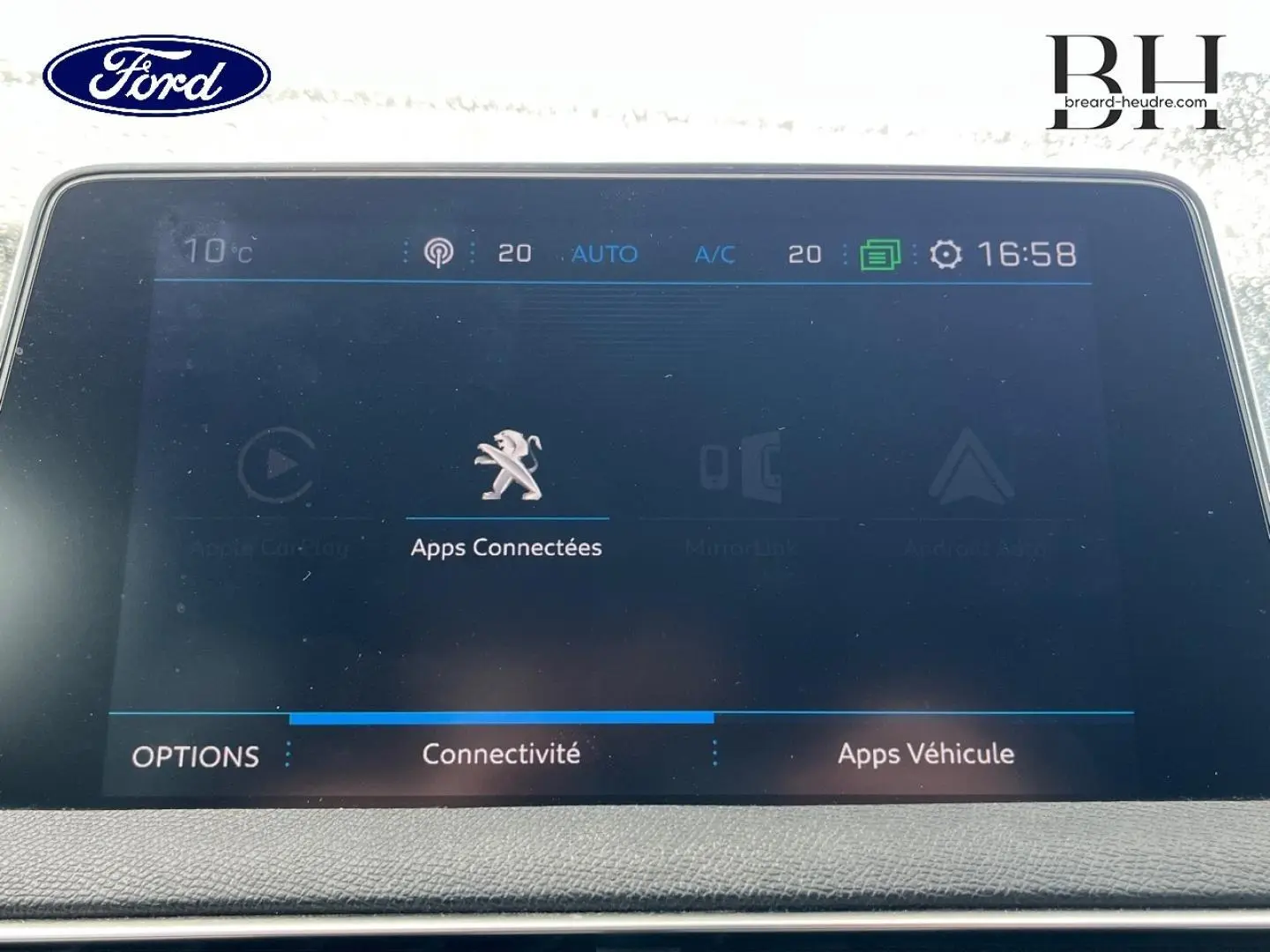 Écran tactile central du Peugeot 5008 noir Perla Nera, affichant les options de connectivité et applications.