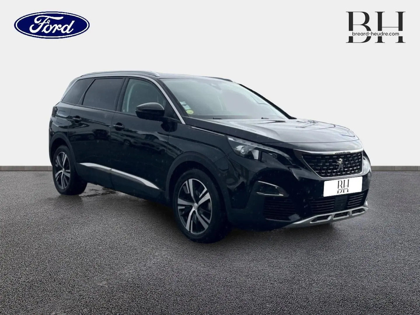 Peugeot 5008 noir Perla Nera vue 3/4 avant droit, mettant en valeur les jantes alu et les barres de toit chromées.