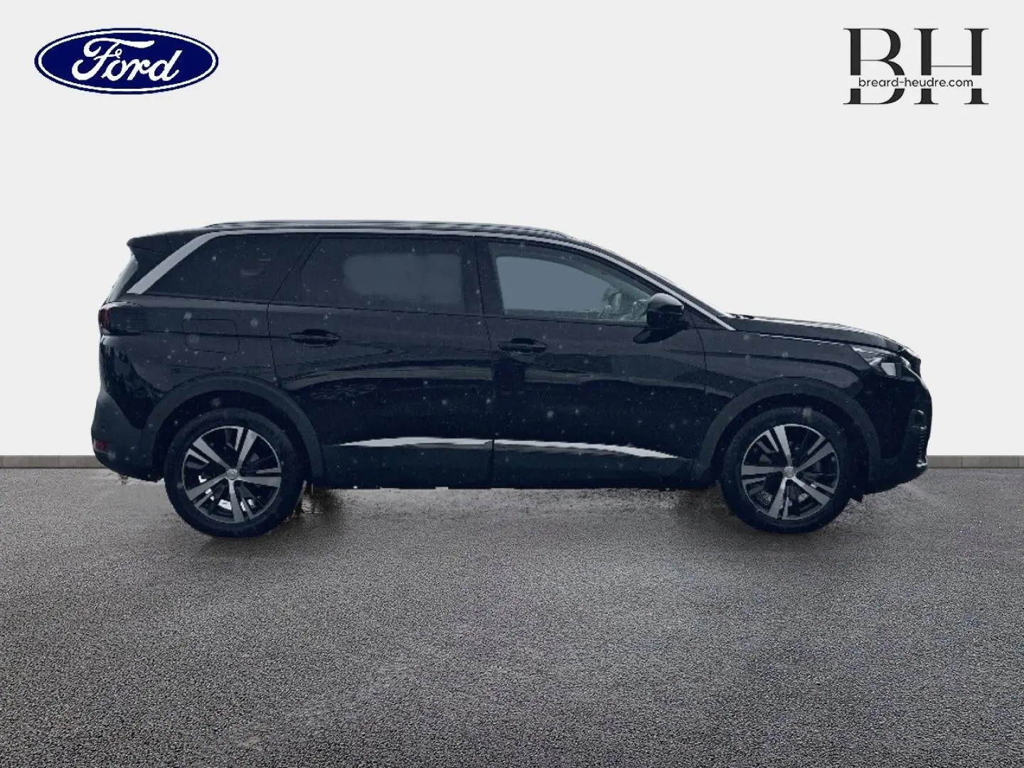 Profil droit d’un Peugeot 5008 noir Perla Nera, SUV familial avec jantes alliage et vitres surteintées.
