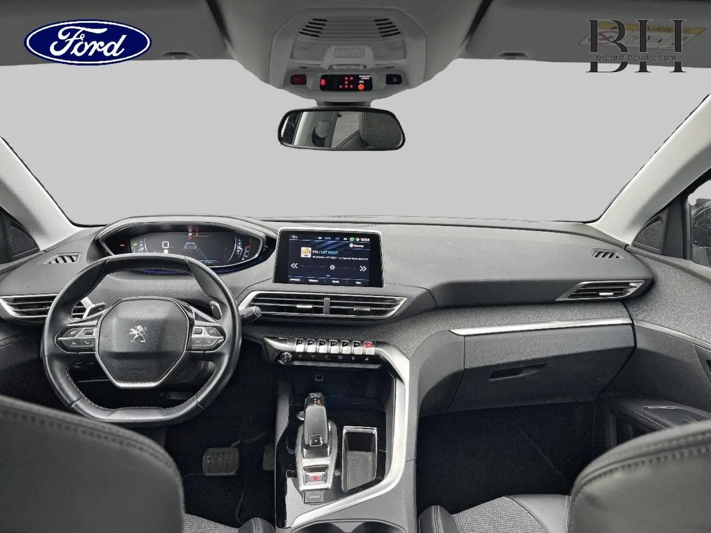 Vue intérieure avant du Peugeot 5008 noir Perla Nera, avec tableau de bord numérique et écran tactile central.