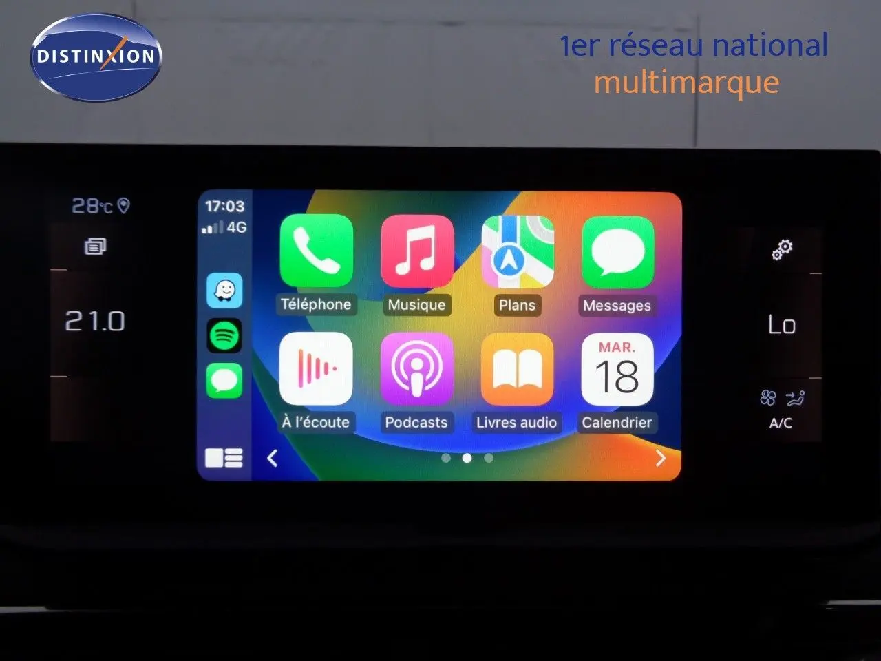 Écran tactile central du Peugeot 3008 2023 affichant les applications Apple CarPlay avec commandes climatisation visibles sur les côtés.