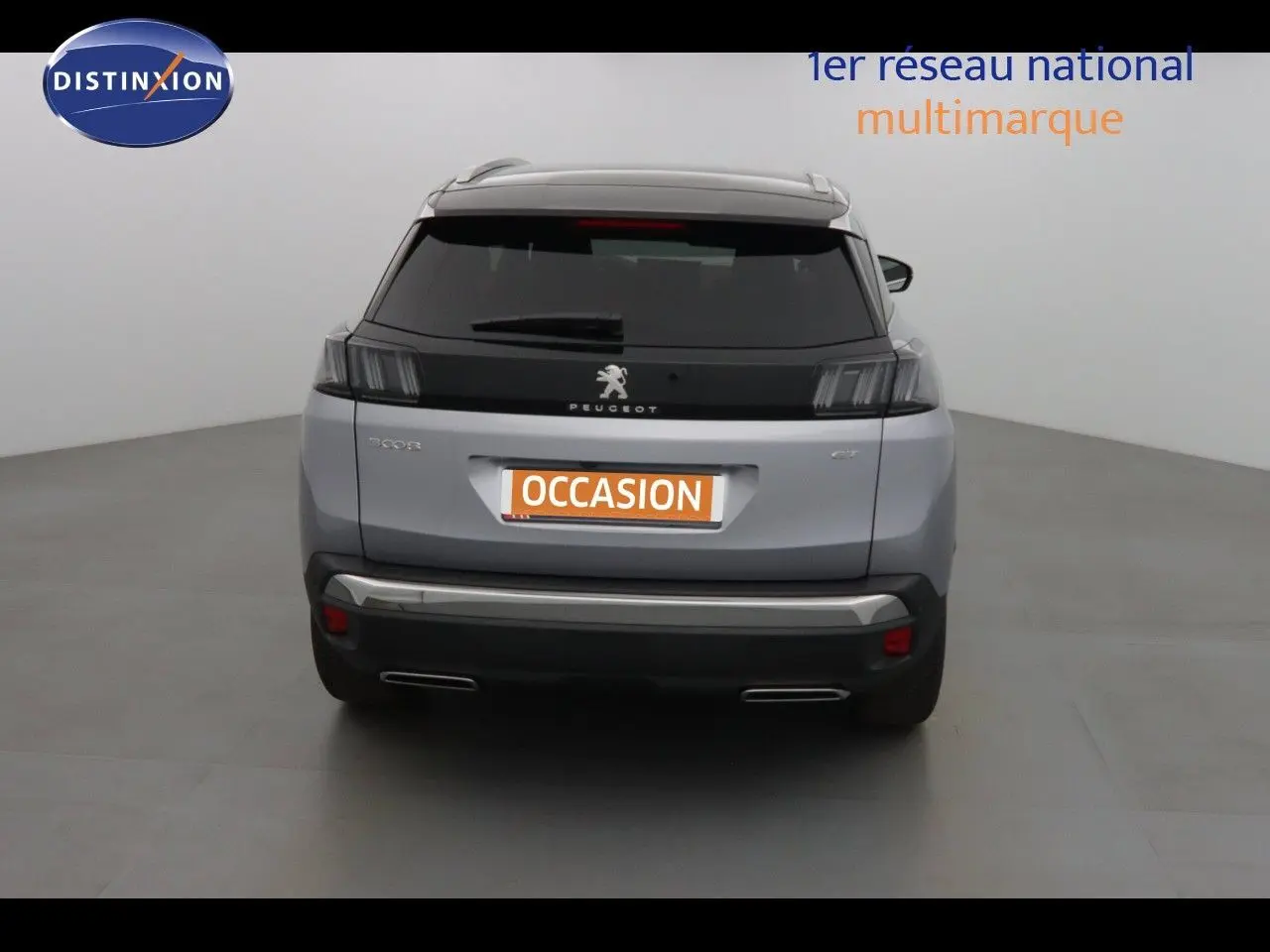 Vue arrière d'un Peugeot 3008 gris Artense métallisé avec feux arrière noirs et double sortie d'échappement intégrée.