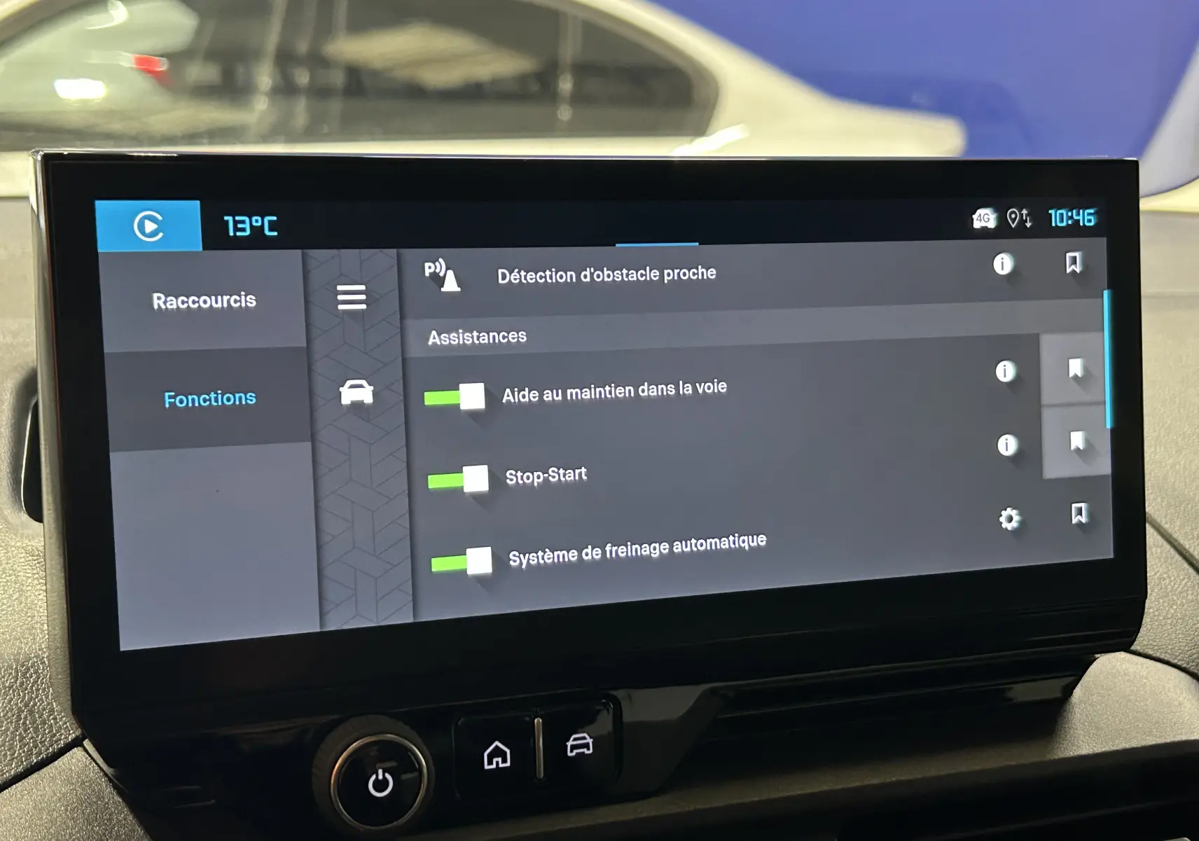 Écran tactile central affichant les assistances à la conduite du Citroën Berlingo Multispace gris, vue intérieure.