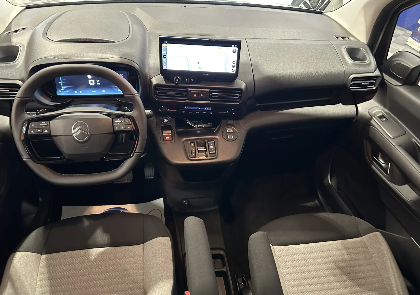 Intérieur du Citroën Berlingo Multispace 2025, vue frontale du tableau de bord et volant avec écran tactile central.
