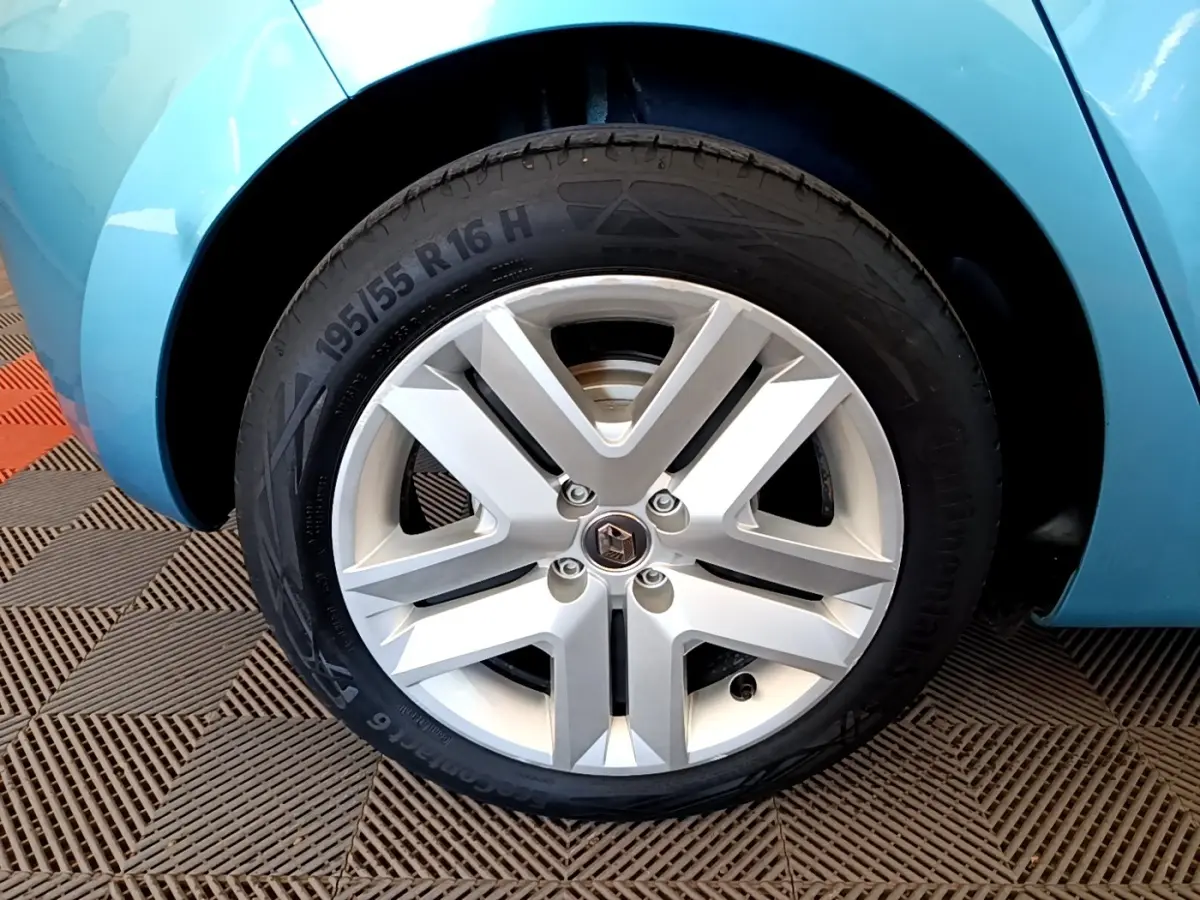 Gros plan sur la roue avant gauche bleu clair d'une Renault Clio Business E-Tech hybride 2021 avec jante alliage argentée.