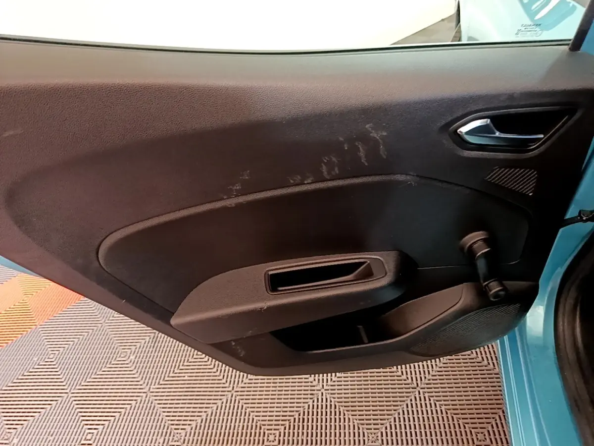 Vue intérieure de la porte avant gauche noire d'une Renault Clio Business E-Tech hybride 2021 bleu visible au bord.
