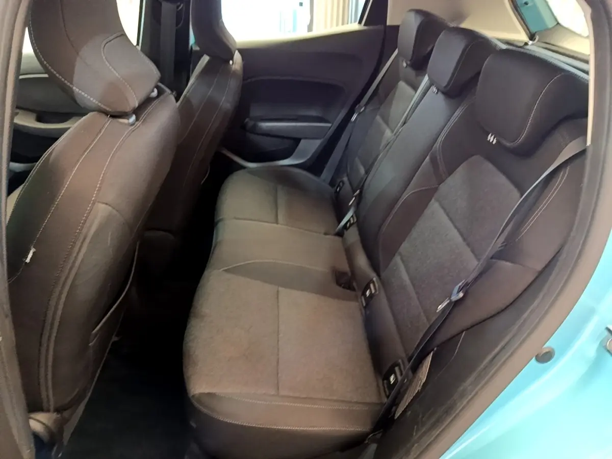 Vue intérieure côté droit sur la banquette arrière noire de la Renault Clio Business E-Tech hybride bleu 2021.