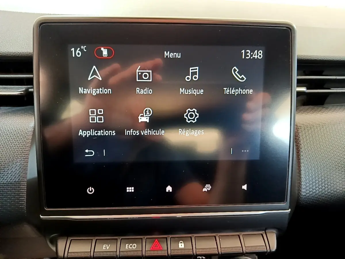 Écran tactile central de la Renault Clio Business E-Tech hybride 2021 affichant le menu principal du système multimédia.