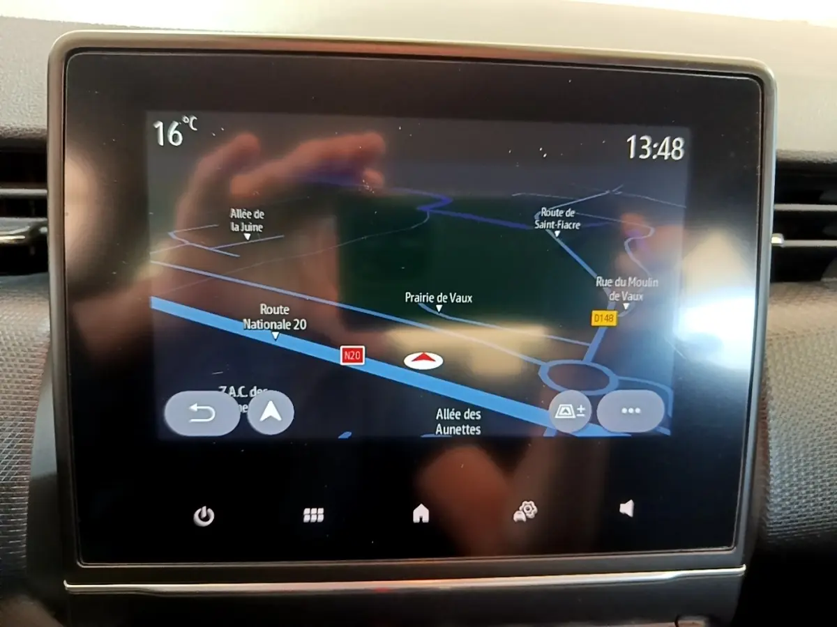 Écran tactile central de navigation 3D affichant une carte dans une Renault Clio Business E-Tech hybride bleu.