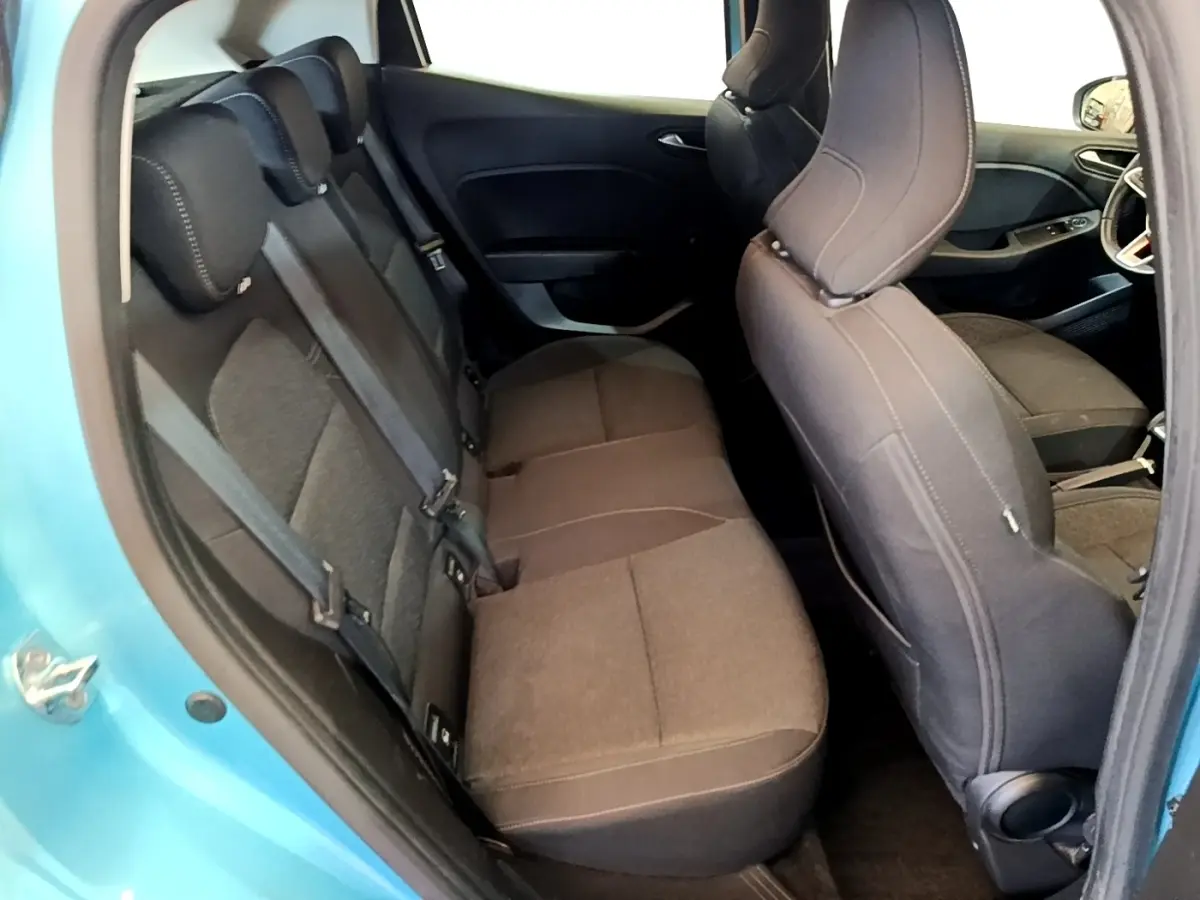 Vue intérieure côté arrière droit de la Renault Clio Business E-Tech hybride bleu, montrant la banquette arrière en tissu gris.