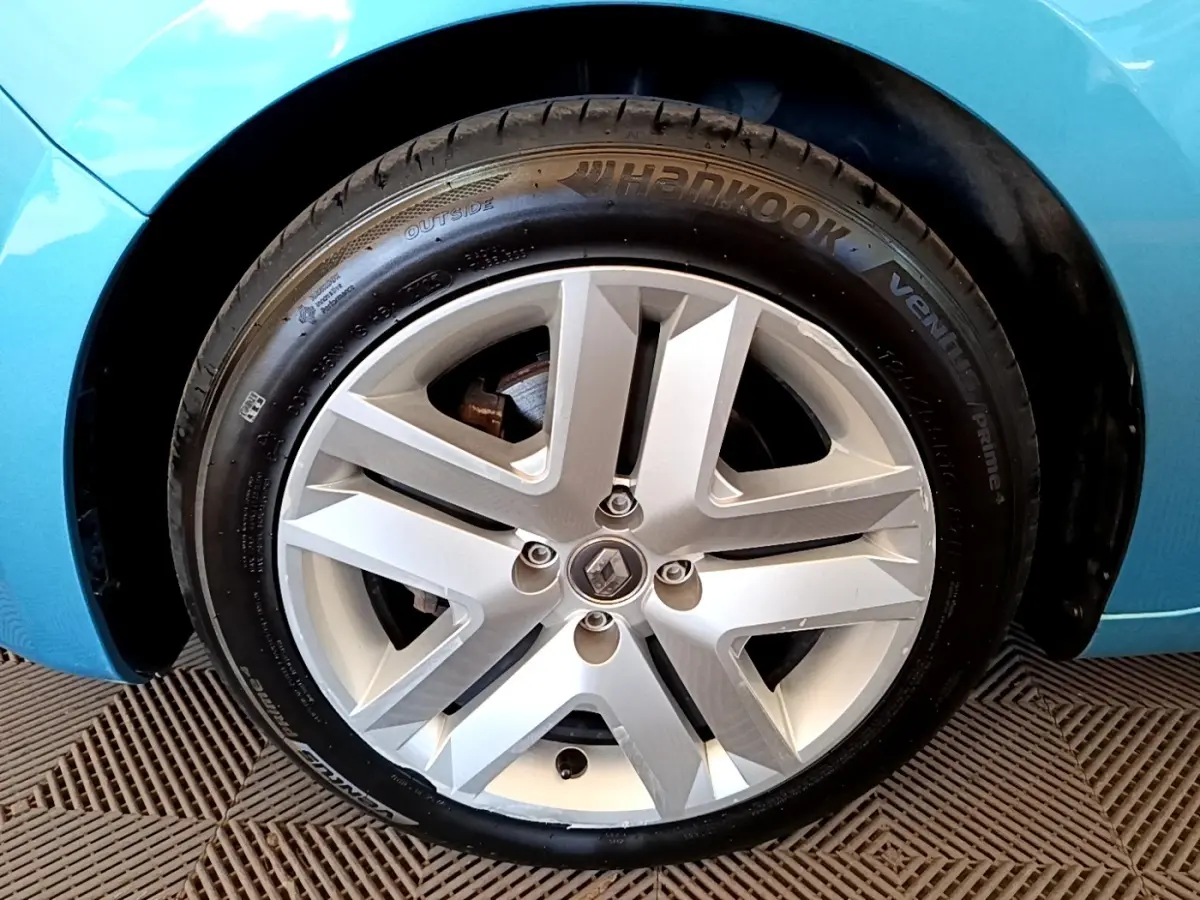 Gros plan sur la roue arrière droite d'une Renault Clio Business E-Tech hybride bleu, avec jante et pneu Hankook visibles.