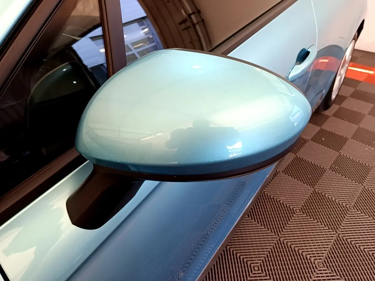 Gros plan sur le rétroviseur côté gauche bleu métallisé de la Renault Clio Business E-Tech hybride 2021, avec partie de la portière visible.