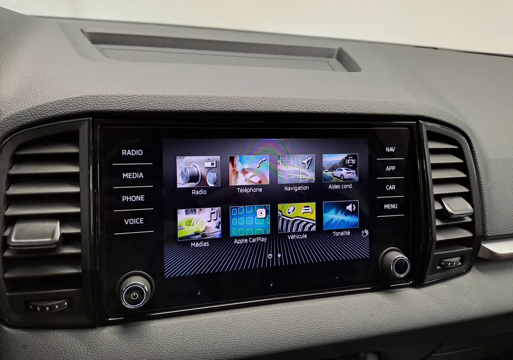 Écran tactile central du tableau de bord du Skoda Karoq 2025, affichant les options multimédia et navigation.