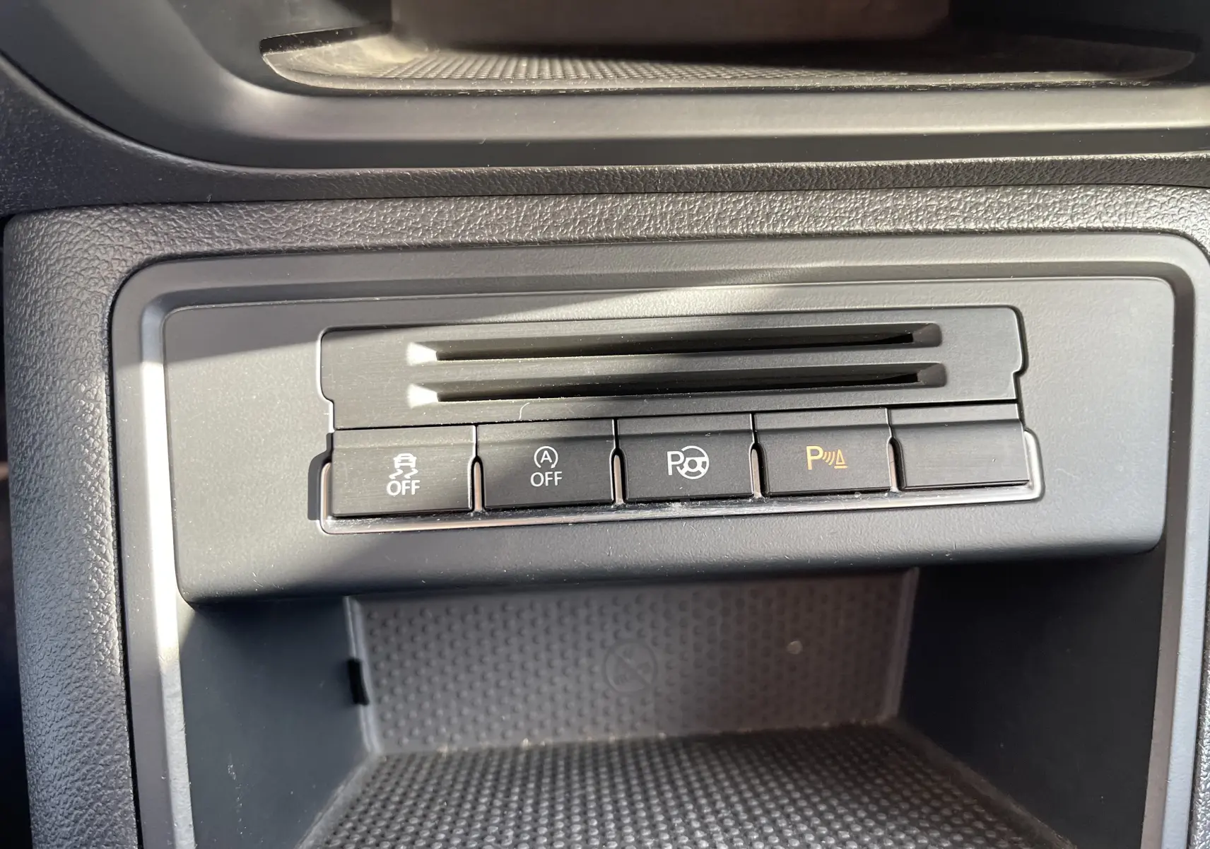 Vue rapprochée des boutons de commande du tableau de bord intérieur du Volkswagen Tiguan gris foncé 2015.