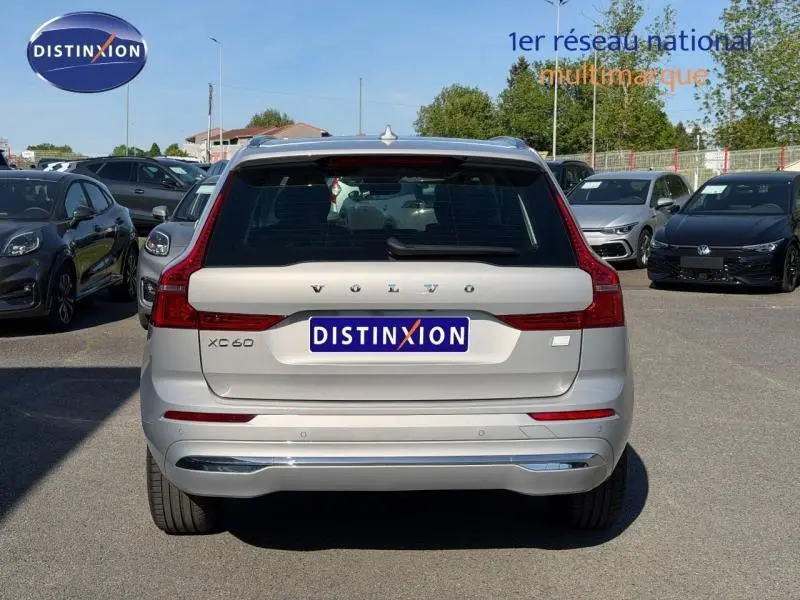 Vue arrière d'un Volvo XC60 gris métallisé 2024, avec feux arrière LED et logo distinctif visible.