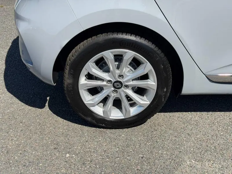 Gros plan sur la roue avant gauche de la Renault Clio 1.5 dCi 100ch Evolution 2025 en Gris Rafale.