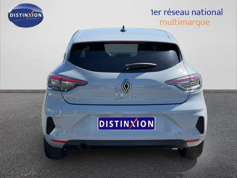 Vue arrière d'une Renault Clio 1.5 dCi gris Rafale avec feux LED et logo distinctif au centre du hayon.