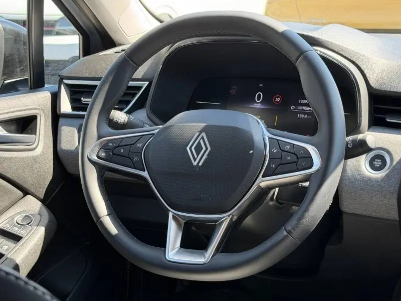 Vue intérieure centrée sur le volant multifonction noir de la Renault Clio 1.5 dCi 2025 avec tableau de bord numérique.