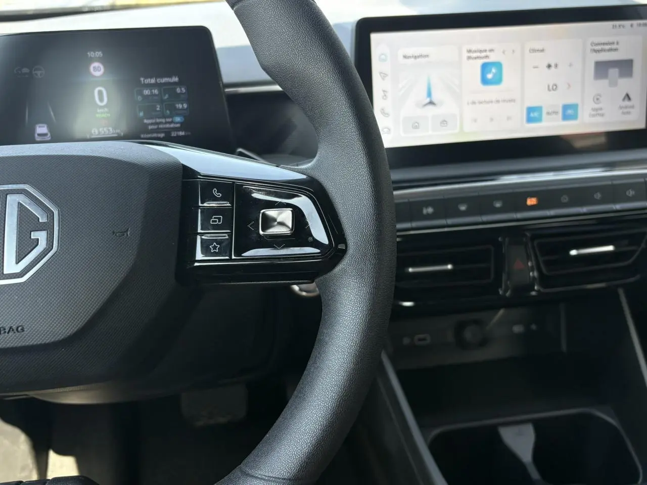 Gros plan sur le volant et le tableau de bord numérique du MG3 1.5 Hybrid+ 195 Comfort, intérieur moderne et écran tactile.