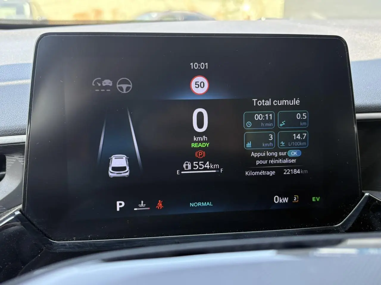 Écran numérique central du tableau de bord du MG3 Hybrid+ 2025 affichant la vitesse et l'autonomie.